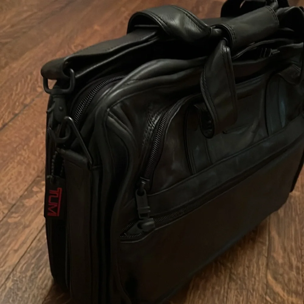 NWT 🎉 HP 🎉mint condition vintage TUMI expandable overnighter black leather bag